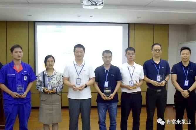 杭州庆轩企业形象与互动有限公司陈迪总经理为突出贡献团队代表颁奖